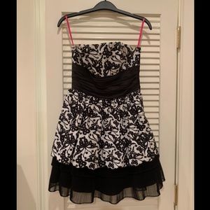HPx2🎉 Betsey Johnson Black and White Mini Dress